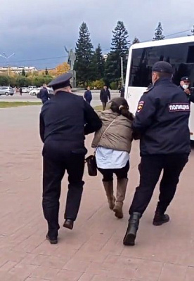 в кызыле на антимобилизационном митинге задержали женщину с ребёнком в коляске (видео)